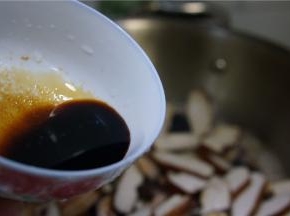 加入酱油，白糖，料酒及少许的清水。