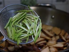 焖至食材收汁入味，最后加入葱段提鲜即可。