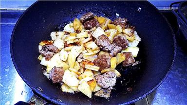 加入少许汤汁烧制，水不要太多。