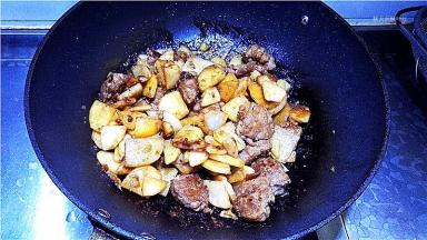 烧制汤汁收干了，就可以关火出锅。