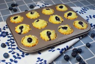 烤箱上下火170度预热5分钟后，放入中层，烘烤15-18分钟，至表面金黄，香气四溢即可出炉。