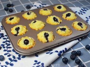 烤箱上下火170度预热5分钟后，放入中层，烘烤15-18分钟，至表面金黄，香气四溢即可出炉。