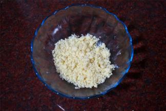 将酥粒配方的食材同放入碗中，抓均匀后放冰箱冷藏备用。