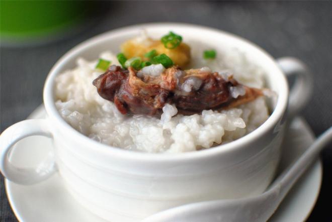 焖烧腊鸭头稀饭