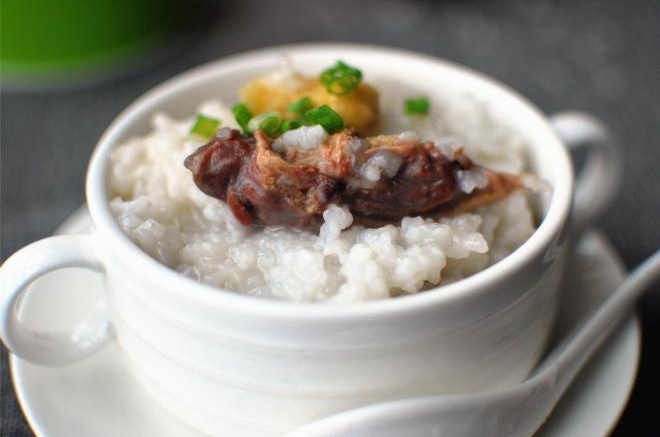 焖烧腊鸭头稀饭