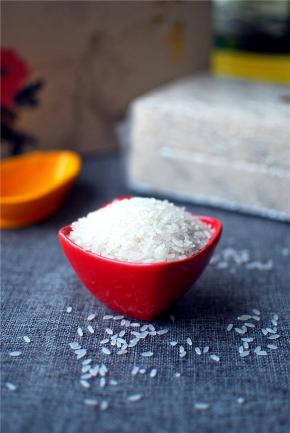 称量60克大米。