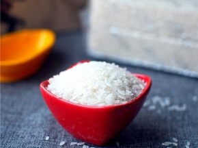 称量60克大米。