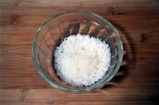 洗净大米后沥干水，然后用2克盐，4克橄榄油腌制30分钟。