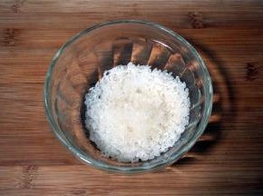 洗净大米后沥干水，然后用2克盐，4克橄榄油腌制30分钟。