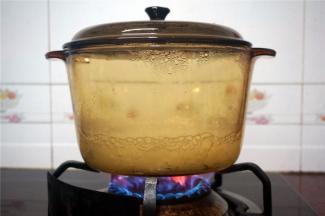 水沸腾后放入腌制的大米和腊鸭头，然后中火煮10分钟。