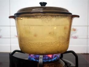 水沸腾后放入腌制的大米和腊鸭头，然后中火煮10分钟。