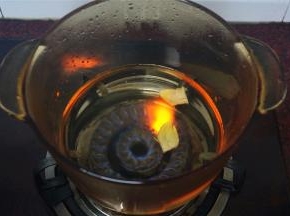 将姜拍扁，然后连同清水一起放入玻璃锅里煮沸腾。