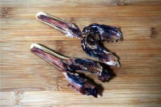 腊鸭头切成小块，一个人吃，我只切了1.5只腊鸭头。