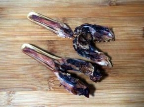 腊鸭头切成小块，一个人吃，我只切了1.5只腊鸭头。