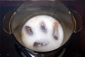 煮了10分钟的粥，已经出现了粘性，白花花的。