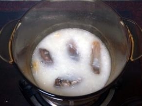 煮了10分钟的粥，已经出现了粘性，白花花的。