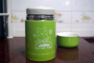 将锅里所有食材倒入焖烧壶里，盖紧盖子，焖一个晚上即可。