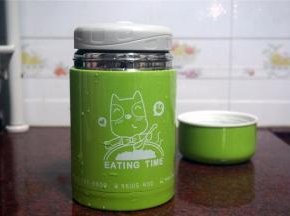 将锅里所有食材倒入焖烧壶里，盖紧盖子，焖一个晚上即可。