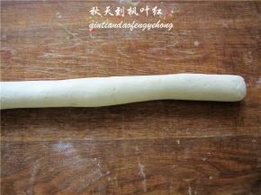 将面团搓成条状