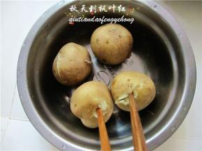 土豆大火蒸熟，用筷子能够轻松扎入。