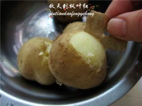 土豆皮可轻轻揭去。