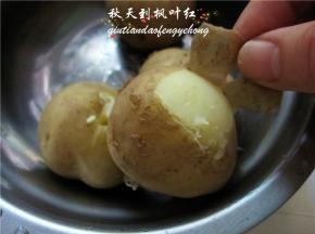 土豆皮可轻轻揭去。