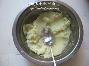 将蒸好的土豆用勺子压成泥