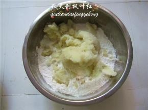 将土豆泥放入糯米粉中