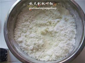 慢慢加入水，边加入边搅拌