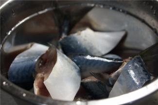 将鱼洗净切大块。