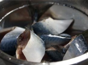 将鱼洗净切大块。