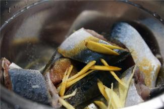 用料酒酱油姜汁腌制一晚上。