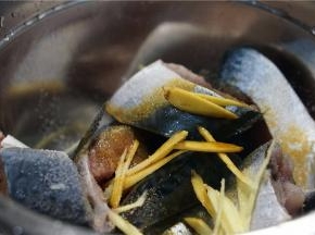 用料酒酱油姜汁腌制一晚上。