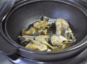 煎至双面肉质都有点收紧。