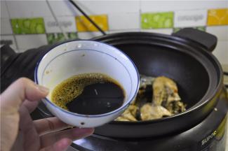 再加入少许的酱油白糖香醋。