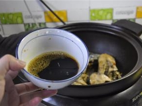 再加入少许的酱油白糖香醋。