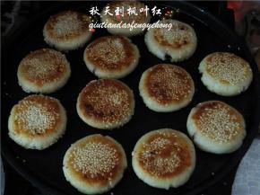 当一面煎好后翻面煎制另一面