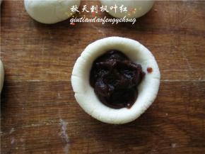 将豆沙馅放进去，向上面慢慢收拢包起来