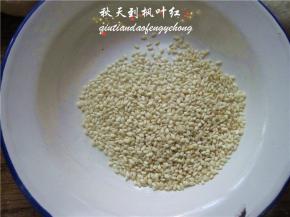 小碟里放入芝麻
