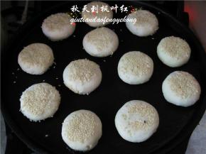 电饼铛预热后，抺点油在锅底。将生坯码入，中间要有间隙，以免相互粘连。