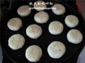 电饼铛预热后，抺点油在锅底。将生坯码入，中间要有间隙，以免相互粘连。