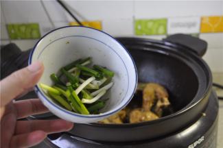 焖二十分钟左右至鱼块熟，最后出锅前再加入葱段。