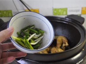 焖二十分钟左右至鱼块熟，最后出锅前再加入葱段。