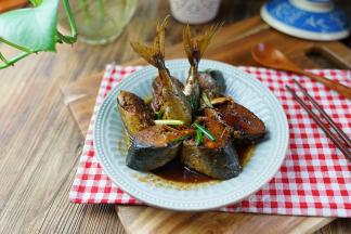 这样子一份酱汁青鱼就完成了。