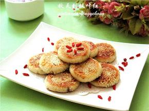 煎至两面变成金黄色，呈透明状即成熟出锅。