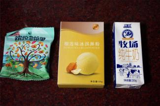 冰淇淋桶，冷冻16个小时以上。准备食材，冰淇淋粉，纯奶，每日坚果各一份。