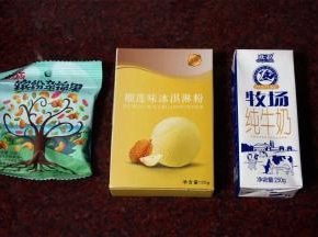 冰淇淋桶，冷冻16个小时以上。准备食材，冰淇淋粉，纯奶，每日坚果各一份。
