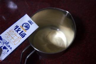 将冰淇淋粉，纯奶混合，拌均匀。