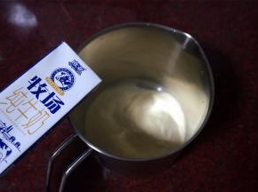 将冰淇淋粉，纯奶混合，拌均匀。