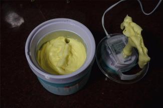 刚做好的雪糕偏软，可以放入冷冻30分钟再吃。